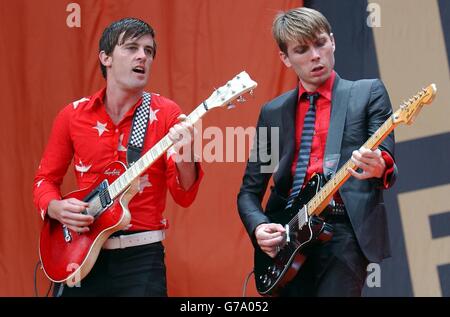 Sänger Alex Kapranos (rechts) und Nick McCarthy von der schottischen Band Franz Ferdinand treten am zweiten Tag des Carling Weekend: Reading Festival auf der Bühne auf. Stockfoto