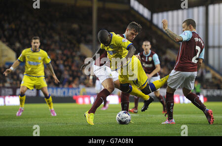 Jeremy Helan von Sheffield am Mittwoch kämpft mit Kevin Long von Burnley (links) und Kieran Trippier (rechts) während des zweiten Spiels des Capital One Cup in Turf Moor, Burnley, um den Ball. Stockfoto