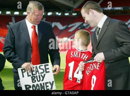 Der Manchester United-Fan Joe Ruane, 11, teilt einen Witz mit New Manchester United, der Wayne Rooney und Manager Sir Alex Ferguson bei einer Pressekonferenz im Old Trafford Ground von Manchester United unterschrieb. Der 18-jährige Stürmer aus England beendete seinen Wechsel von Everton nach United in einem Deal im Wert von 27 Millionen an den Merseyside Club etwas mehr als vier Stunden vor der Schließung des Transferfensters gestern. Stockfoto