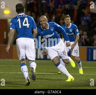 Kris Boyd (Mitte) der Rangers feiert sein Siegtreffer während des Scottish League Cup, des First Round Matches im Excelsior Stadium, Airdrie. Stockfoto