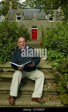 Lord Fraser von Carmyllie, der in seinem Haus in der Nähe von Arbroath arbeitet, über seinen Bericht über die steigenden Kosten, die mit dem Bau des schottischen parlaments in Holyrood in Edinburgh verbunden sind. Die Untersuchung, die seit dem vergangenen Oktober läuft, hat untersucht, wie die Preisaufstockt des neuen parlaments auf mehr als 430 Millionen gestiegen ist. MSPs sind in der letzten Woche in das Gebäude eingezogen. Der Bericht wird voraussichtlich noch in diesem Monat veröffentlicht. Stockfoto