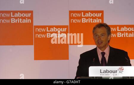 Der britische Premierminister Tony Blair wendet sich an Mitarbeiter der Labour Party in ihrem Hauptsitz in London. In seiner Rede stellte der Ministerpräsident die sieben wichtigsten Herausforderungen dar, auf die sich die Regierung bis zu den nächsten Parlamentswahlen "ohne Ende" konzentrieren wird. Stockfoto