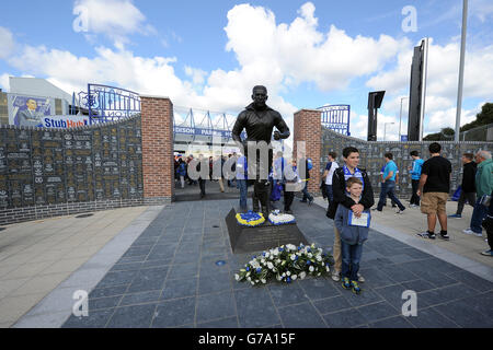 Everton-Fans lassen sich vor der fotografieren Dixie Dean-Statue Stockfoto