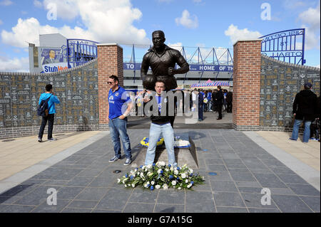 Fußball - Barclays Premier League - Everton / Arsenal - Goodison Park. Everton Fans lassen sich vor der Dixie Dean Statue fotografieren Stockfoto