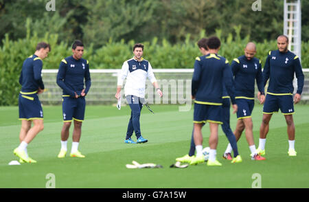 Mauricio Pochettino, Manager von Tottenham Hotspur, während der Schulung im Enfield Training Center, London. DRÜCKEN Sie VERBANDSFOTO. Bilddatum: Mittwoch, 27. August 2014. Siehe PA Geschichte FUSSBALL Tottenham. Bildnachweis sollte lauten: Adam Davy/PA Wire. Stockfoto