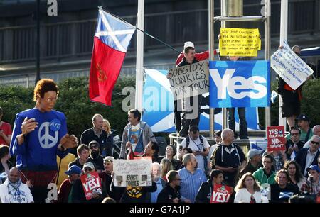 Demonstranten vor dem Hilton Hotel vor Premierminister David Cameron beim 34. CBI Scotland Annual Dinner im Hilton Hotel in Glasgow, Schottland. Stockfoto
