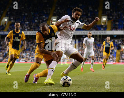 Mousa Dembele von Tottenham Hotspur kämpft mit Emanuel Carlitos von AEL Limassol während des UEFA Europa League Qualifying Play-off, Second Leg Match in der White Hart Lane, London, um den Ball. Stockfoto