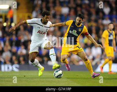 Mousa Dembele von Tottenham Hotspur kämpft mit Marios Nicolaou von AEL Limassol während des UEFA Europa League Qualifying Play-off, Second Leg Match in der White Hart Lane, London, um den Ball. Stockfoto