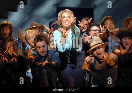 Helen Hobson und die Besetzung von Mamma Mia! in Belfast Stockfoto