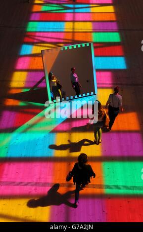 Daniel Buren Licht-Show an der Ostsee Arts Centre in Gateshead Stockfoto