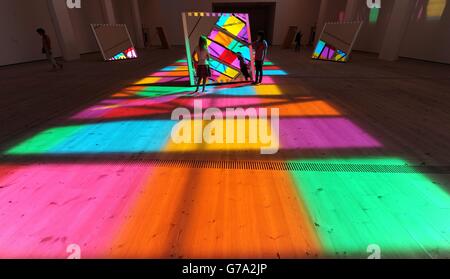 , : EINE Lichtshow des französischen Künstlers Daniel Buren namens Catch, die im Baltic Arts Center in Gateshead zu sehen ist, trifft das Sonnenlicht auf 10 Spiegel und reflektiert das unterschiedlich farbige Vinyl aus dem Oberlicht. Stockfoto