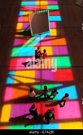 , : EINE Lichtshow des französischen Künstlers Daniel Buren namens Catch, die im Baltic Arts Center in Gateshead zu sehen ist, trifft das Sonnenlicht auf 10 Spiegel und reflektiert das unterschiedlich farbige Vinyl aus dem Oberlicht. Stockfoto