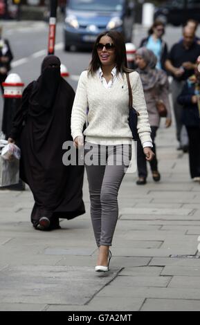 Nawal Msaad kommt im Old Bailey in London an, wo sie der Finanzierung des Terrorismus ausgesetzt ist. Stockfoto