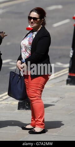 Amal El-Wahabi kommt im Old Bailey in London an, wo sie der Finanzierung des Terrorismus ausgesetzt ist. Stockfoto