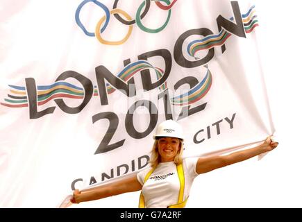 Model Nell McAndrew enthüllt die erste einer Reihe von britischen olympischen Flaggen auf der Mall im Zentrum von London. Die riesigen, mehrfarbigen „Back the Bid“-Flaggen werden die Mall, die Horse Guard's Parade und den Parliament Square säumen, um Londons Bewerbung für die Olympischen Spiele 2012 zu unterstützen. 25/10/2004 Eine Arbeitsstelle sollte jetzt eingerichtet werden und gesunde Aktivitäten wie Radfahren sollten gefördert werden, um ein dauerhaftes Erbe aus einer erfolgreichen Bewerbung um die Olympischen Spiele 2012 zu erreichen, forderten zwei einflussreiche Think-Tanks am Montag, den 25 2004. Oktober. Ein erheblicher Nutzen aus der Ausrichtung der Veranstaltung wird erbracht Stockfoto