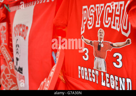 Merchandise mit Stuart Pearce, dem Manager von Nottingham Forest, zum Verkauf bei Ein Stall vor dem Stadtplatz vor dem Spiel Stockfoto