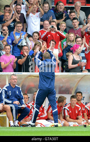 Fußball - vor der Saison freundlich - Nottingham Forest / West Bromwich Albion - City Ground. Fans des Nottingham Forest applaudieren ihrem neuen Manager Stuart Pearce in den Tribünen vor dem Spiel Stockfoto