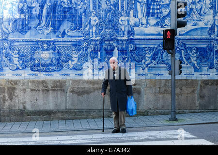 Capela Das Almas, Außenwand, bedeckt mit Azulejos Kacheln, Porto, UNESCO-Weltkulturerbe, Portugal, Europa Stockfoto