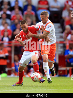 Blackpool's Peter Clarke (rechts) und Nottingham Forest's Matthew Fryatt kämpfen um den Ball während des Sky Bet Championship Spiels auf dem City Ground, Nottingham. Stockfoto