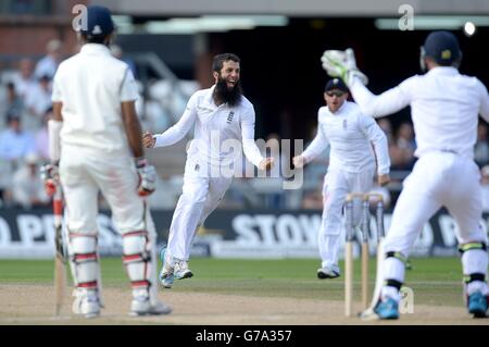 Englands Moeen Ali (Mitte) feiert das Bestehen des indischen Cheteshwar Pujara (links) während des vierten Investec-Tests im Emirates Old Trafford, Manchester. Stockfoto