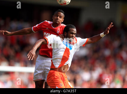 Blackpool Nathan Delfouneso (rechts) und Nottingham Forest Michael Mancienne Kampf um den Ball während der Sky Bet Championship Spiel auf dem City Ground, Nottingham. DRÜCKEN Sie VERBANDSFOTO. Bilddatum: Samstag, 9. August 2014. Siehe PA Geschichte FUSSBALL Nottm Wald. Bildnachweis sollte lauten: Mike Egerton/PA Wire. Stockfoto