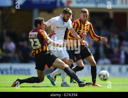 Rory McArdle von Bradford City (links) und Gary Liddle (rechts) fordern Josh McQuoid von Coventry City (Mitte) für den Ball heraus. Stockfoto