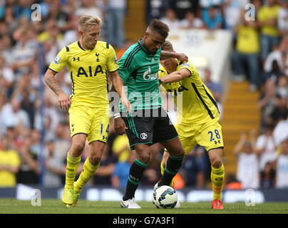 Schalkes Kevin-Prince Boateng kämpft während der Vorsaison in der White Hart Lane, London, um den Ballbesitz mit Lewis Holtby, (links) von Tottenham Hotspur, und Teamkollege Thomas Carroll (rechts). Stockfoto