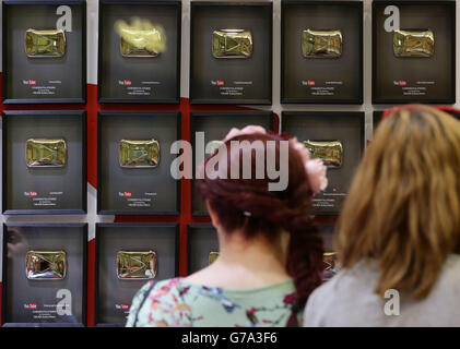 Besucher schauen sich die YouTube Wall of Fame an, die YouTube-Sender anerkennt, die beim Summer in the City Festival, dem größten YouTube-Community-Event Großbritanniens im Alexandra Palace in London, mehr als 100,000 Abonnenten erreicht haben. Stockfoto