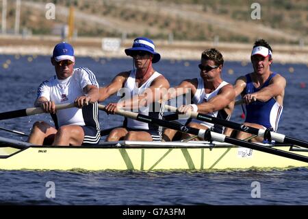 L-R: Die vier Männer des britischen Ruderteams Matthew Pinsent, Ed Coode, James Cracknell und Steve Williams üben im Schinias Olympic Rowing Center. Stockfoto