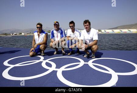 L-R: Großbritannien Herren-Viererteam James Cracknell, Matthew Pinsent, Ed Coode und Steve Williams vor dem Training im Schinias Olympic Rowing Center. Stockfoto