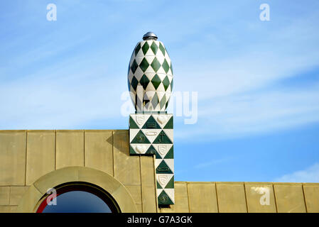 Ein Blick auf eine Skulptur auf dem Dach von 'Home for Essex', einem neuen Kunstprojekt des Künstlers Grayson Perry, im Bau in Wrabness, Essex. Stockfoto