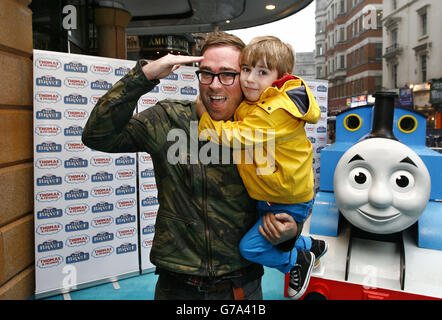 Danny Wallace und sein Sohn Elliot, 4, nehmen an der britischen Premiere von Thomas & Friends Tale of the Brave im VUE, Leicester Square im Zentrum von London Teil. Stockfoto