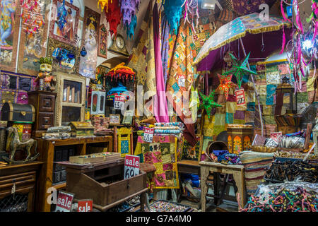 Indische bunte Merchandise Camden Market London England Kleidung Markt stall Stockfoto