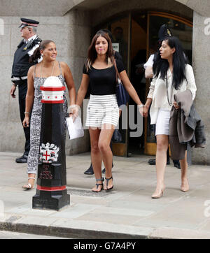 Nawal Msaad (Mitte), mit zwei unbekannten Frauen, verlässt die Old Bailey in London, wo sie dramatisch von der Finanzierung der Dschihadisten in Syrien befreit wurde. Stockfoto