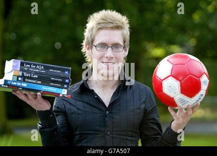 Ein Profi-Fußballer hat fast jedem Schuljungen den Traumjob abgewiesen, zur Universität zu gehen, um Jura zu studieren. Mark Byrne, 21, gab seinen Job als Stürmer bei Stockport County Football Club, um A-Levels an der Hochschule zu nehmen Er saß Prüfungen in Recht und Geschichte und erhielt heute zwei A-Noten. Herr Byrne von Granville Park, Ormskirk, Lancashire, wird im September sein Jurastudium an der University of Liverpool beginnen. Stockfoto