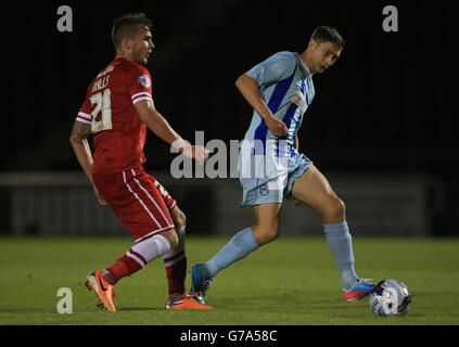 Shaun Miller von Coventry City kämpft mit Joe Ralls von Cardiff City während des Spiels der ersten Runde des Capital One Cup im Sixfields Stadium, Northampton. Stockfoto