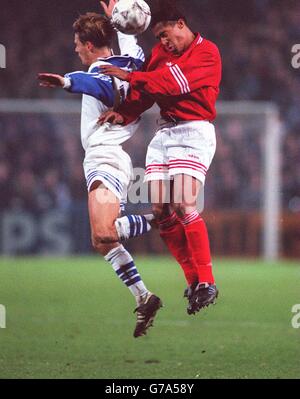 UEFA Champions League Soccer - Grasshopper Zürich / Auxerre. Johann Vogel, Grasshopper und Steve Marlet, Auxerre Stockfoto