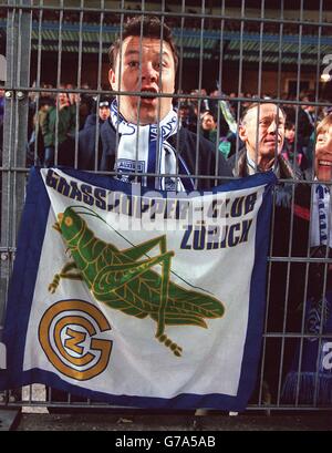 UEFA Champions League Soccer - Grasshopper Zürich / Auxerre. Grasshopper-Fan Stockfoto