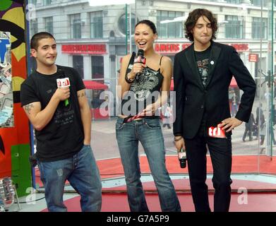 Sänger Kristian Leontiou (links) mit den Moderatoren Emma Griffiths und Alex Zane während seines Gastauftritts bei MTV's TRL - Total Request Live - Show, in ihren neuen Studios am Leicester Square, im Zentrum von London. Stockfoto