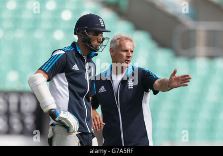 Cricket - Investec Test Series Training Session - Tag Zwei - Das Kia Oval. Der englische Stuart Broad mit Trainer Peter Moores (rechts) während einer Nets-Session im Kia Oval, London. Stockfoto