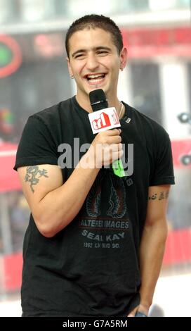 Sänger Kristian Leontiou während seines Gastauftritts bei MTV's TRL - Total Request Live - Show in ihren neuen Studios am Leicester Square im Zentrum von London. Stockfoto