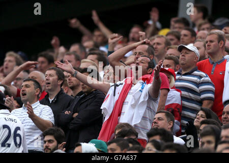 England-Fans zeigen ihre Unterstützung auf den Tribünen während des Gruppe-D-Spiels des Estadio do Sao Paulo, Sao Paulo, Brasilien. Stockfoto