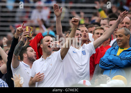 Fußball - FIFA Fußball-Weltmeisterschaft 2014 - Gruppe D - Uruguay gegen England - Estadio do Sao Paulo. England-Fans zeigen ihre Unterstützung auf den Tribünen während des Gruppe-D-Spiels des Estadio do Sao Paulo, Sao Paulo, Brasilien. Stockfoto