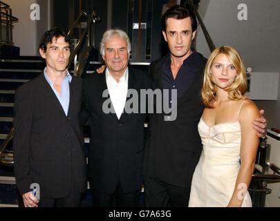 Regisseur Richard Eyre (Mitte links) mit Stars des Films, Billy Crudup (ganz links), Rupert Everett und Claire Danes, die zur London Charity-Premiere von Stage Beauty im Odeon West End im Zentrum von London für die National Film and Television School eintreffen. Stockfoto