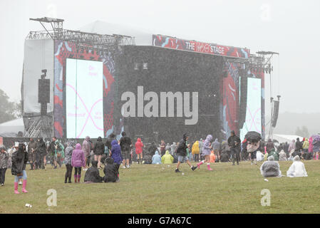 Festivalbesucher bei einem Regenschauer vor der Hauptbühne, am zweiten Tag des V Festivals, im Hylands Park in Chelmsford, Essex. Stockfoto