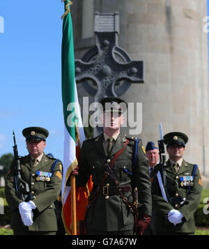 Mitglieder der Verteidigungskräfte nehmen heute an der 98. Jährlichen Gedenkfeier von Michael Collins und Arthur Griffith auf dem Friedhof von Glasnevin in Dublin Teil. Stockfoto