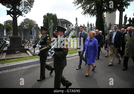 Justizministerin Frances Fitzgerald anlässlich der 95. Jährlichen Gedenkfeier an Michael Collins und Arthur Griffith, die heute auf dem Friedhof von Glasnevin in Dublin stattfand. Stockfoto