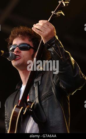 Black Rebel Motorcycle Club V Festival. Black Rebel Motorcycle Club treten live auf der NME-Bühne beim V Festival 2004 in Chelmsford, Essex, auf. Stockfoto