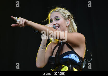 Pixie Lott spielt auf der MTV Bühne während des zweiten Tages des V Festivals im Weston Park in Staffordshire. Stockfoto