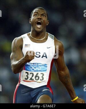 Justin Gatlin aus den Vereinigten Staaten feiert den Sieg im 100 Meter langen Finale der Männer im Olympiastadion bei den Olympischen Spielen 2004 in Athen. Stockfoto